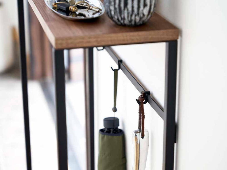 YAMAZAKIタワーの木と金属製コンソールテーブルと花鉢