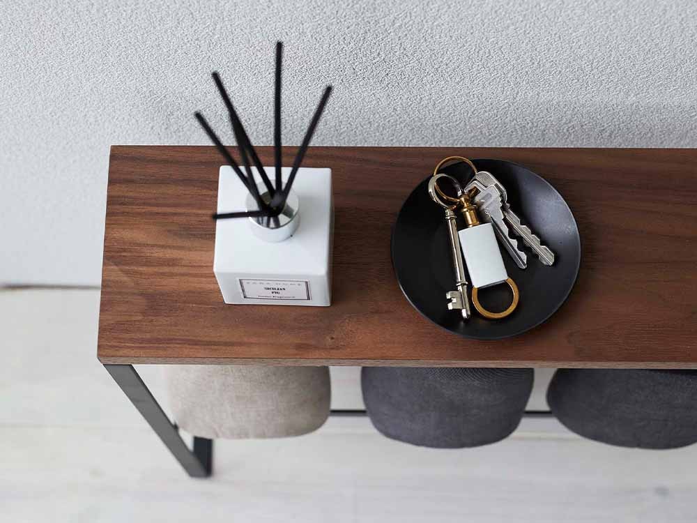 天板付きスリッパラックと観葉植物が置かれたテーブル