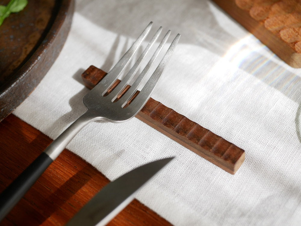チーク・オーク材のカトラリーレストとフォーク・ナイフ