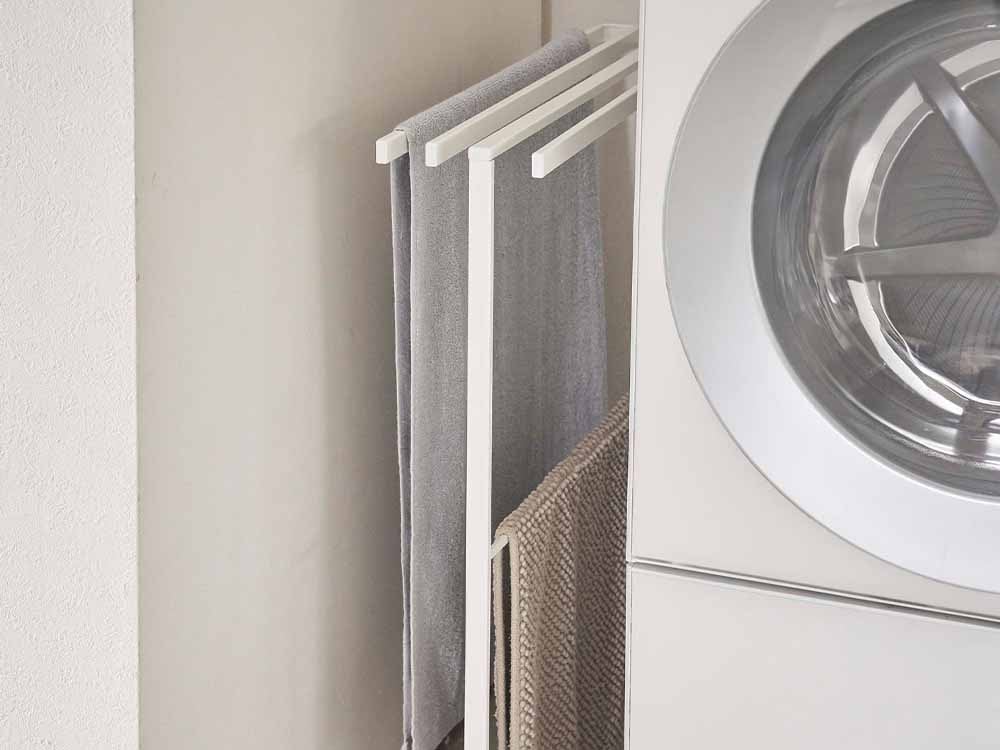 Yamazakiのスリムタワー型バスタオルハンガーが洗濯室に設置