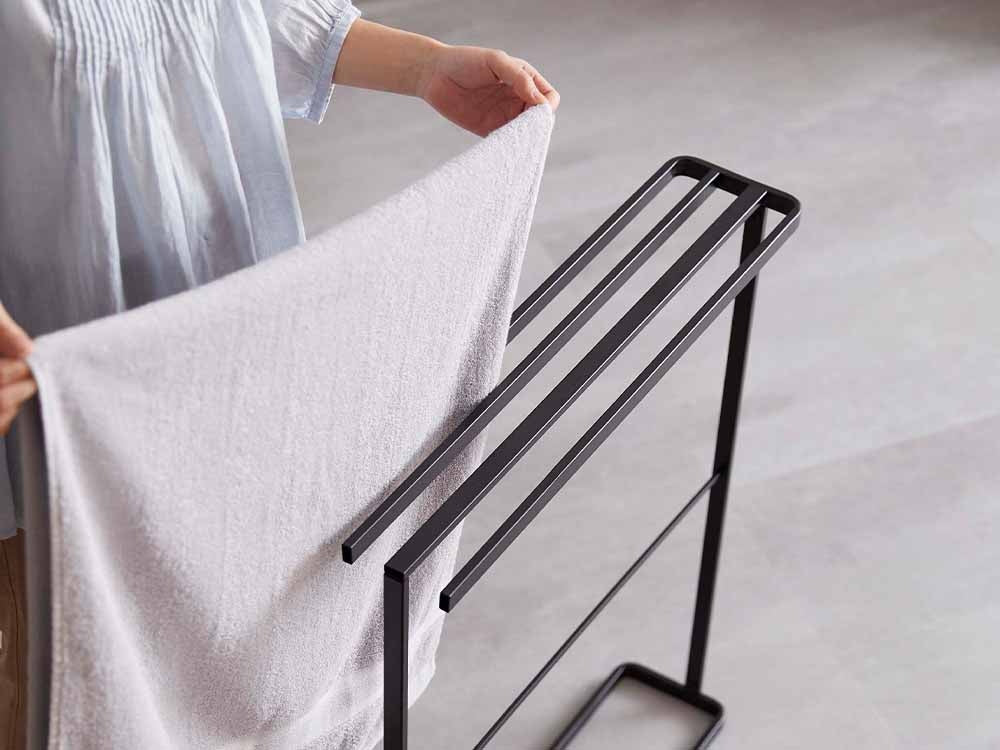 タワーブランドのスリムバスタオルハンガー