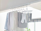 スチール製室内物干しフックに洗濯物が掛かっている