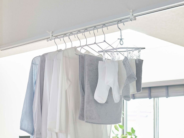 スチール製室内物干しフックに洗濯物が掛かっている