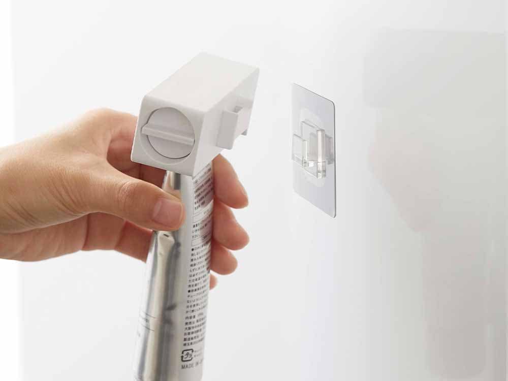 タワー製フィルムフックの歯磨き粉チューブホルダー