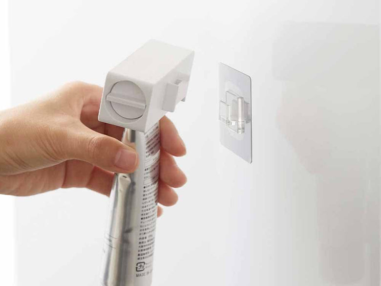 タワー製フィルムフックの歯磨き粉チューブホルダー