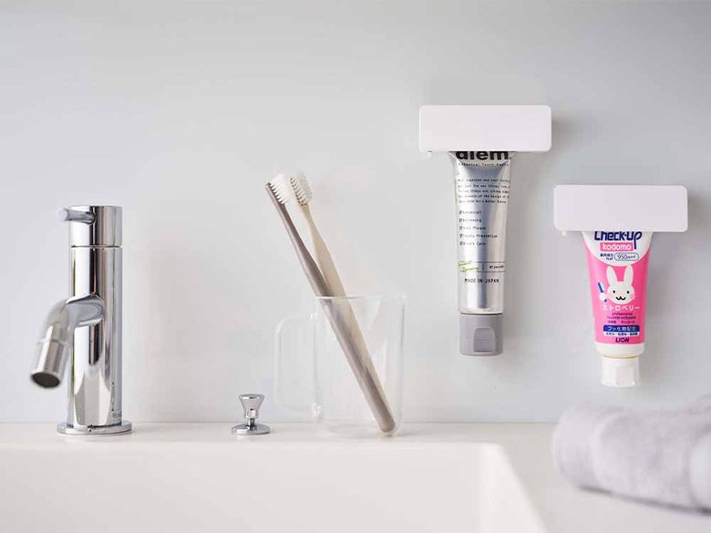 Yamazakiタワーのマグネット式歯磨き粉チューブホルダー