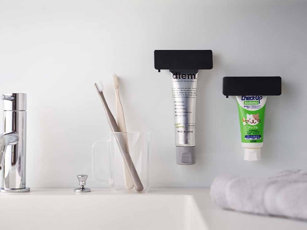 浴室に取り付けられたマグネット式歯磨き粉ホルダー