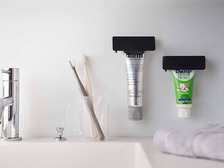 浴室に取り付けられたマグネット式歯磨き粉ホルダー