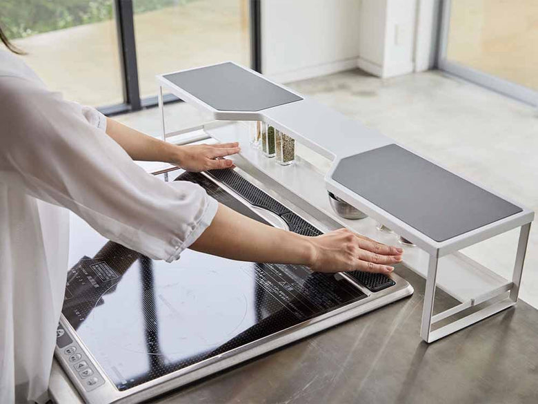 銀色のコンロ奥ラック 排気口カバー付き