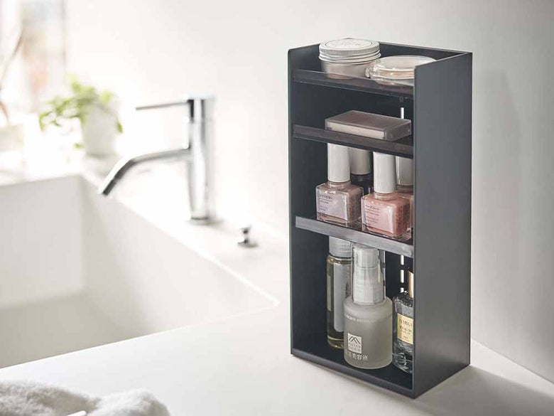 Yamazakiタワー4段コスメ収納ケースが置かれたバスキャビネット