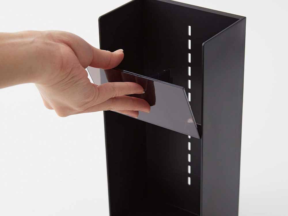 タワーのコスメ立体収納ケースが棚に置かれた様子