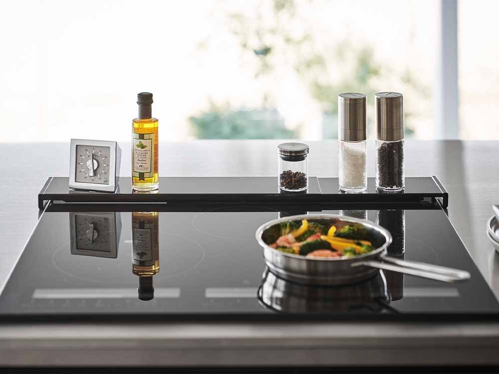 タワー伸縮排気口カバー装着のキッチンコンロ