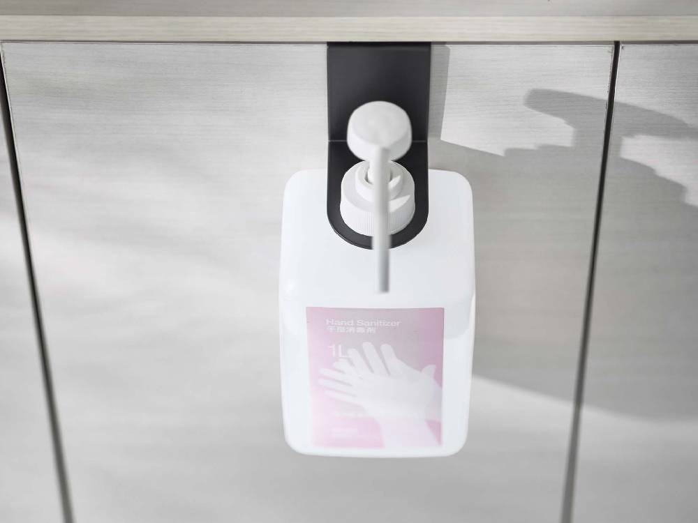 スマート製黒色アルコール除菌ボトルホルダーが扉に掛かっています