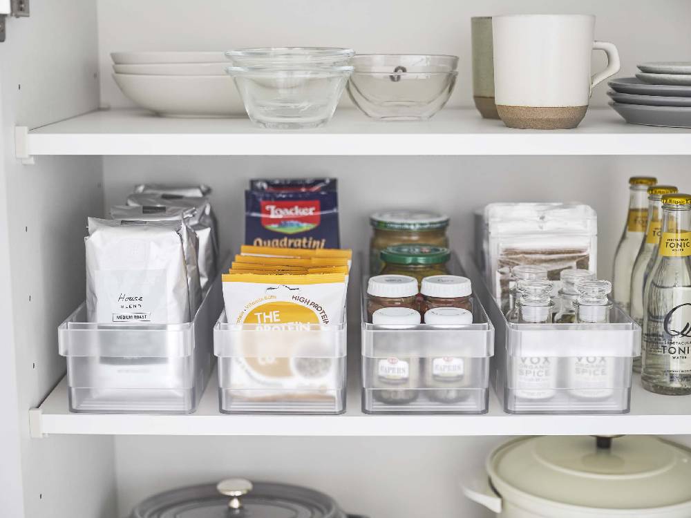 タワー仕切り付冷蔵庫収納ケースがキッチン棚に並んでいる