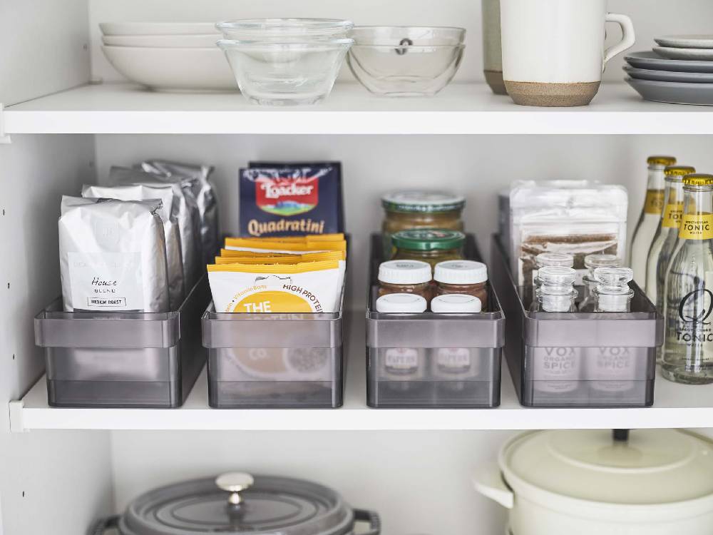 タワーの仕切り付き冷蔵庫用収納ケースが棚に置かれている