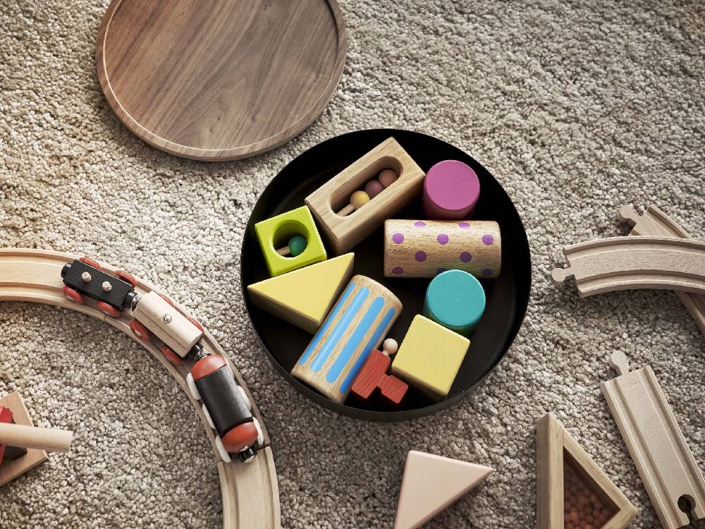 ベビートイが収納された蓋付きRINリンケース