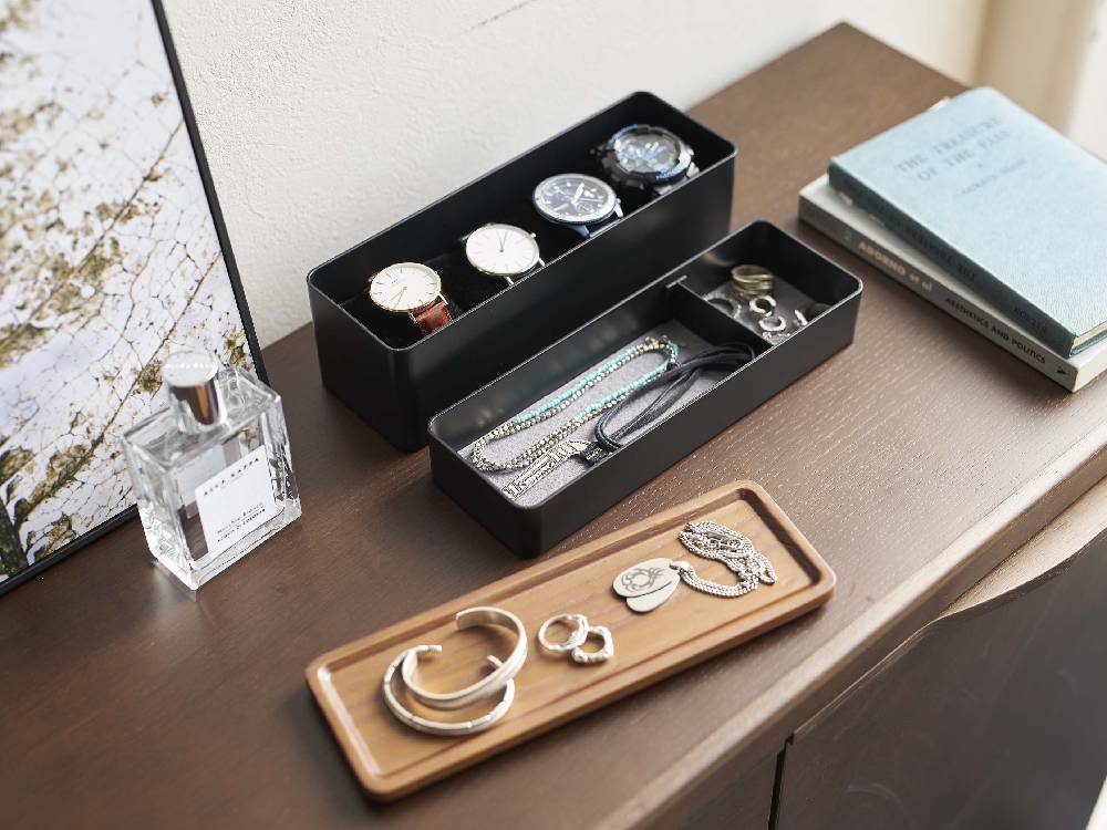 トレー付きシルバーのアクセサリーと時計ケース