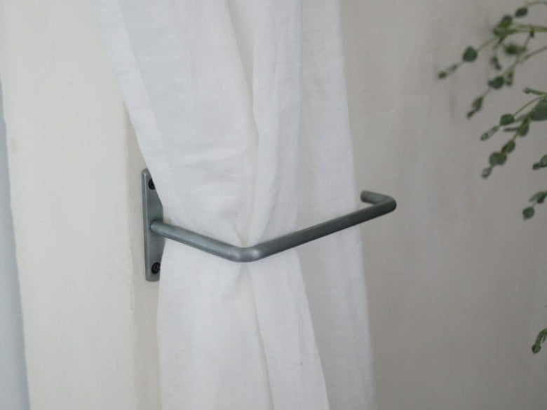 POSH LIVINGのグレーマルチハンガーとシャワーカーテン