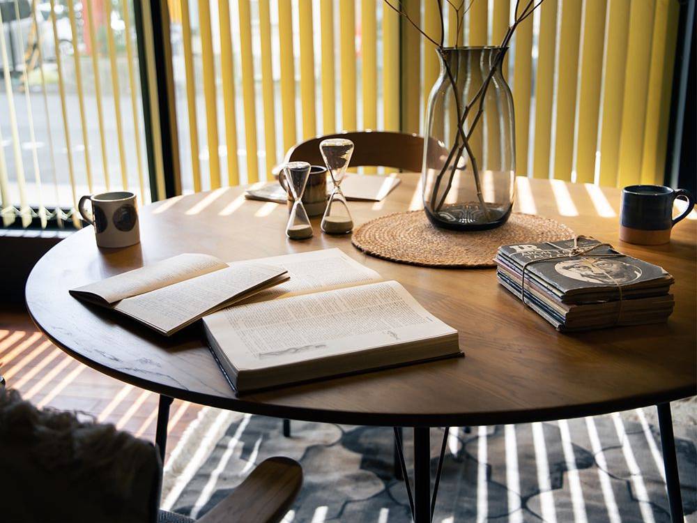 オーク突板とアイアン脚のラウンドダイニングテーブル