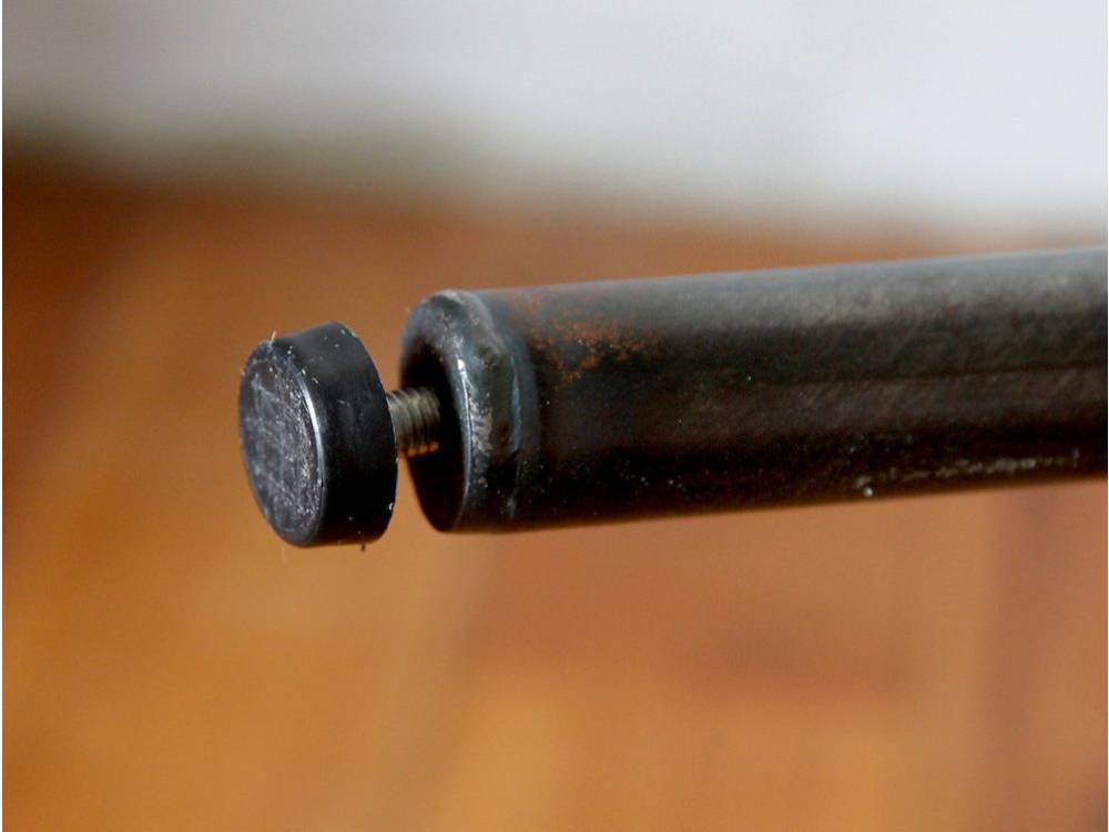 オーク天板とスチール脚のダイニングテーブル