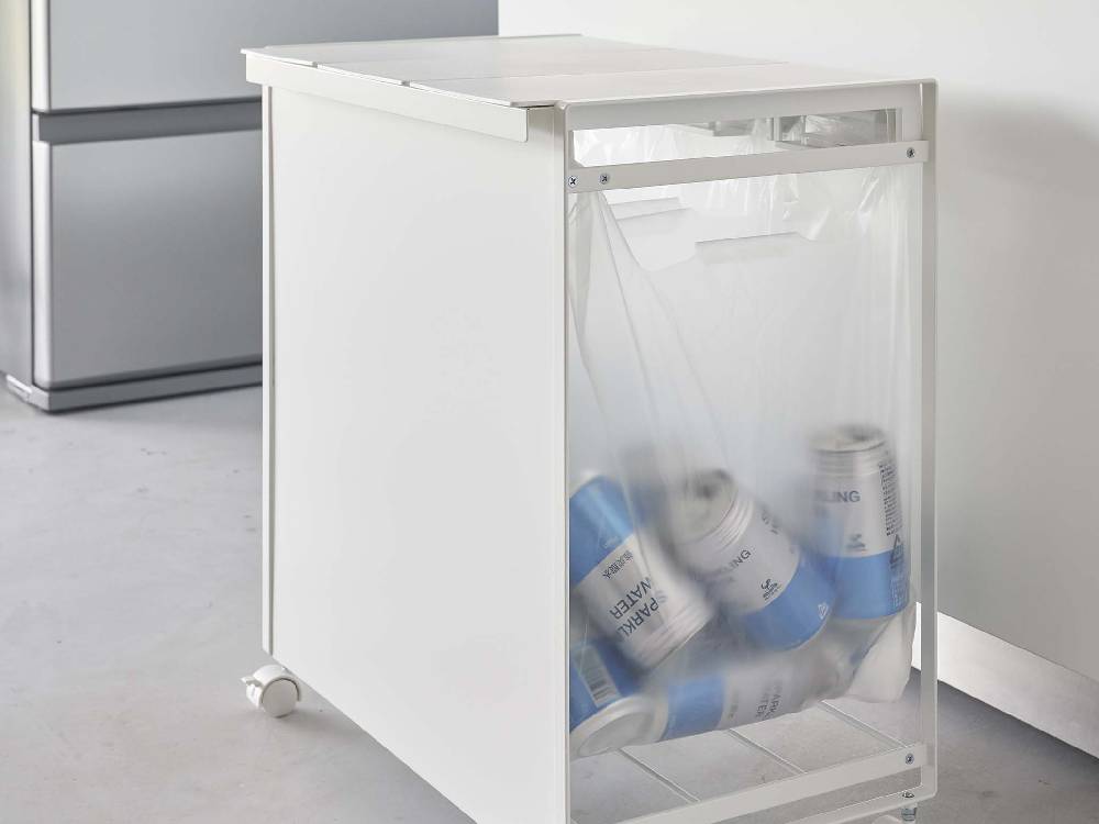 キッチンに置かれた蓋付き分別ダストワゴン