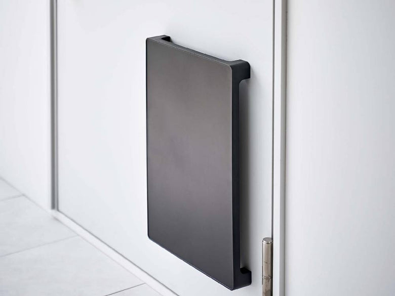 タワーマグネット置き配トレーが壁に設置されている様子