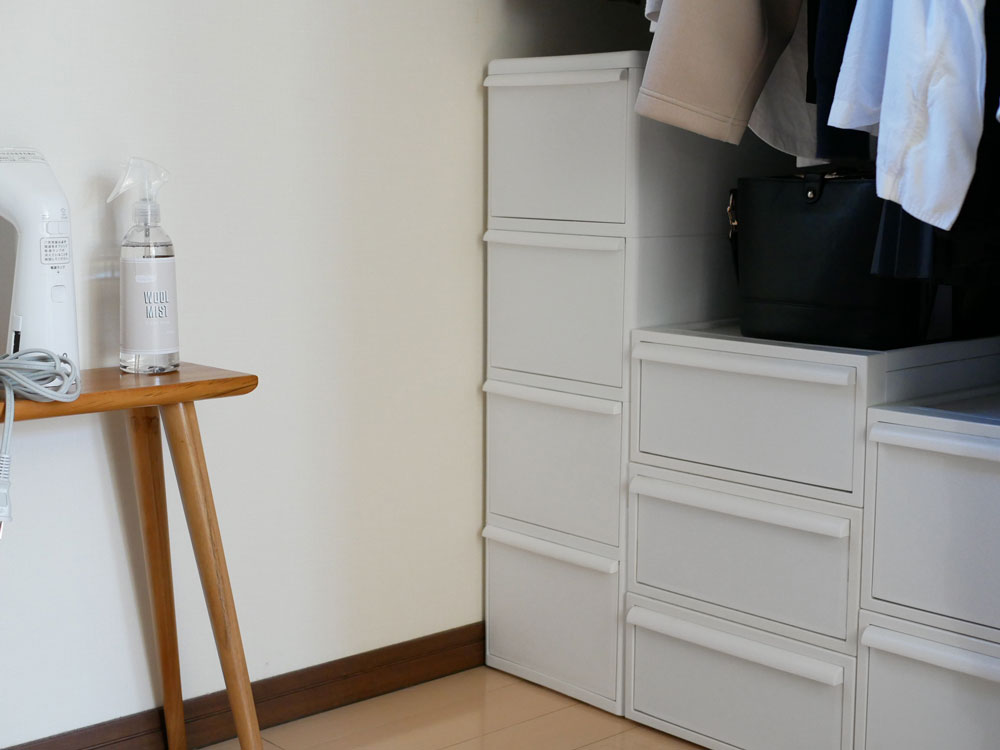 キャスター付き4段のスリム収納キャビネット