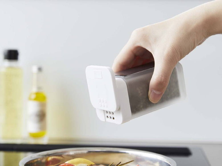 towerタワーの黒色マグネットスパイスボトル