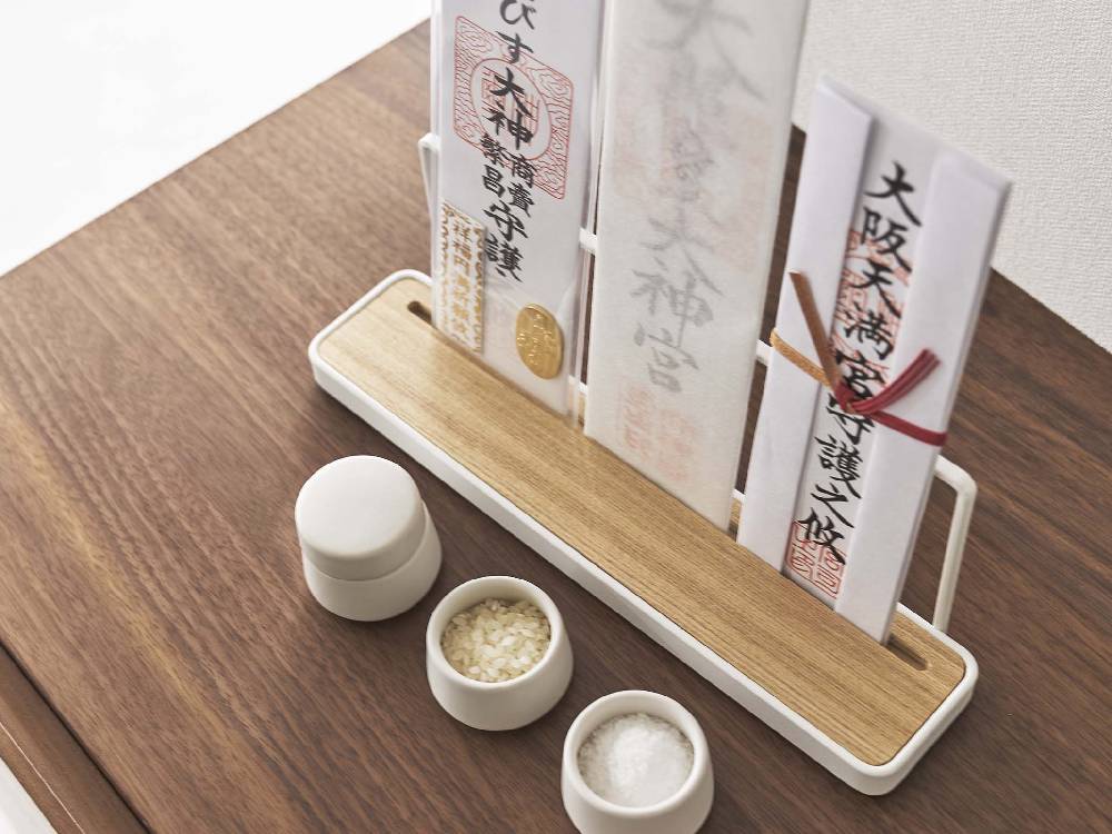 towerブランドのスチールと木製神札スタンド