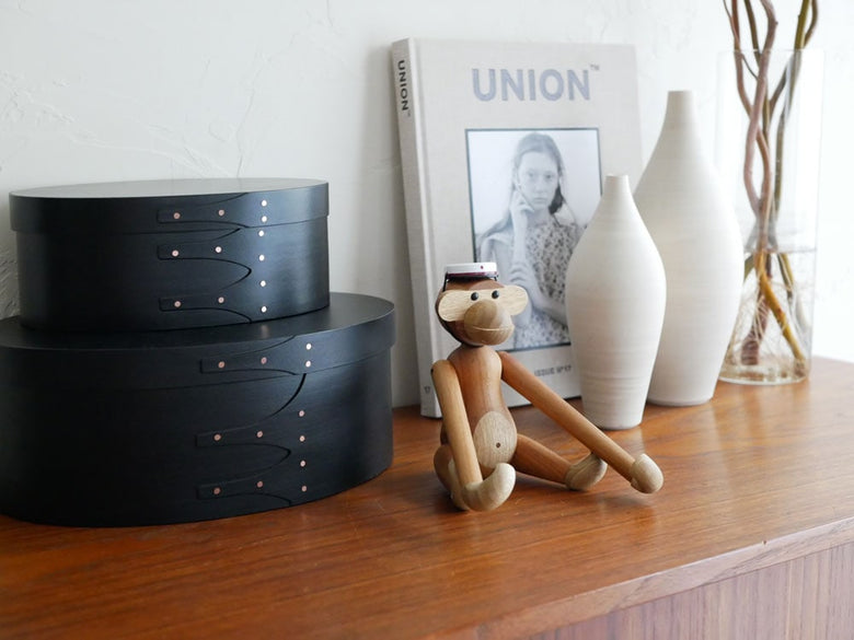 KAY BOJESENのビーチ材製スチューデントキャップ。引き出しやボックスが組み込まれた木製デザイン。
