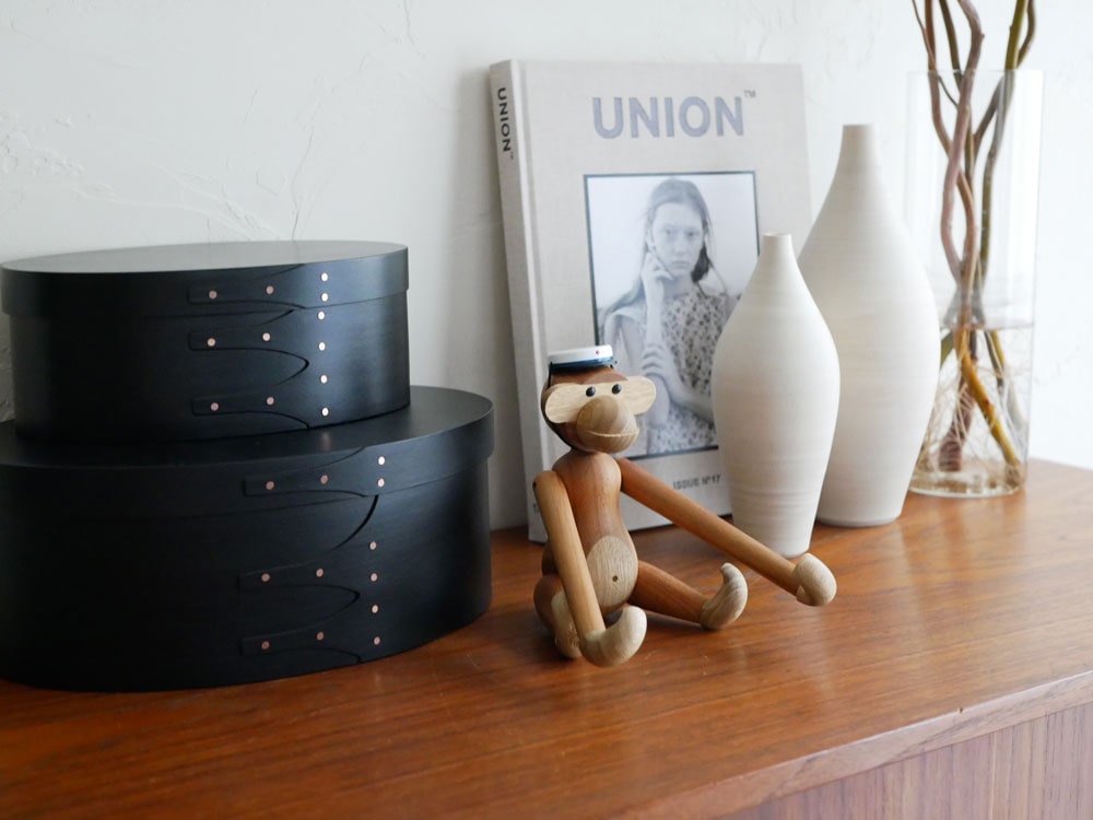 KAY BOJESEN製ビーチ材使用の木製スチューデントキャップ。自然な木目と塗装仕上げが特徴で、ミニサイズと通常サイズが展示されています。