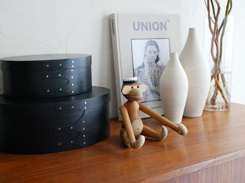 KAY BOJESEN製ビーチ材使用の木製スチューデントキャップ。自然な木目と塗装仕上げが特徴で、ミニサイズと通常サイズが展示されています。