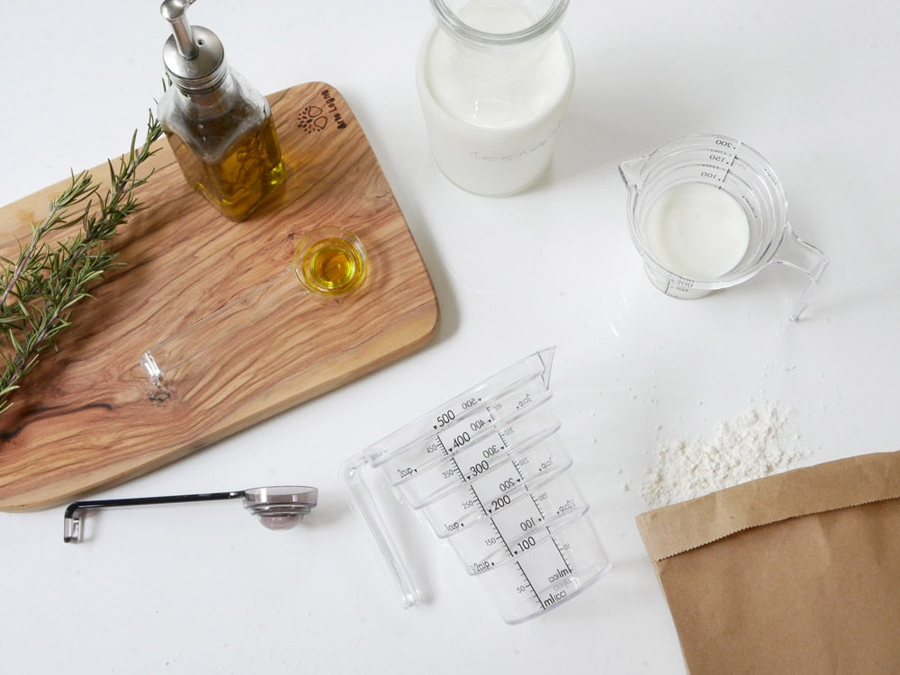 YAMAZAKIブランドの【LAYER】段々計量スプーン。トライタン樹脂製で、キッチンで食材を正確に計量するための調理用具。サイズは約幅14.5cm×奥行11cm×高さ12cm。