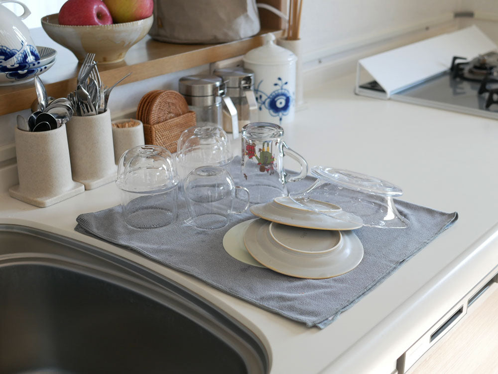 バーディサプライのポリエステル製キッチンタオルがキッチンカウンターに美しく配置されている様子