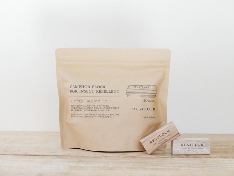 REST FOLKのくすのき天然精油使用カンフルオイル10mlが紙製パッケージに入っており、ラベルが貼られている様子