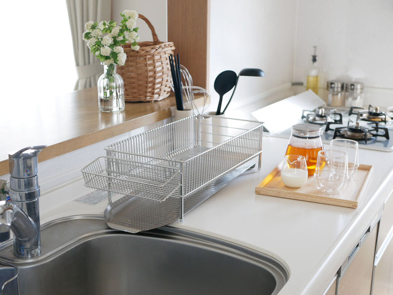 la baseの18-8ステンレス製水切りかご3点セットがキッチンシンクに設置されている様子