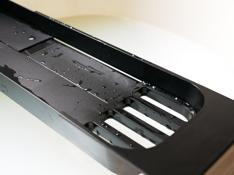 Yamazaki製の伸縮バスタブトレーが浴槽にセットされている様子