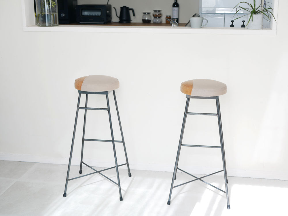SIKAKU四角商店の二色デザインスツール。牛革とキャンバスの座面、クリアラッカー塗装の鉄脚を備えた日本製家具。