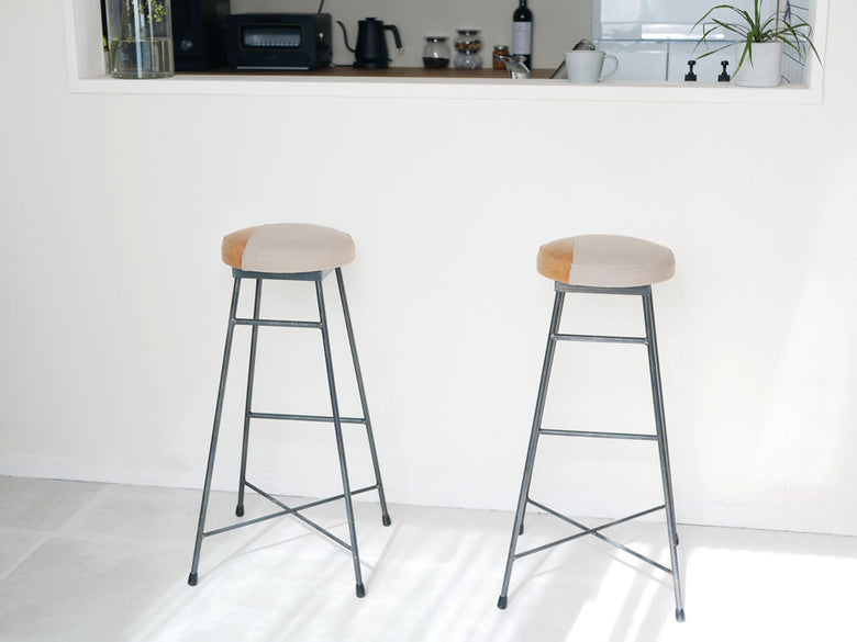 SIKAKU四角商店の二色デザインスツール。牛革とキャンバスの座面、クリアラッカー塗装の鉄脚を備えた日本製家具。