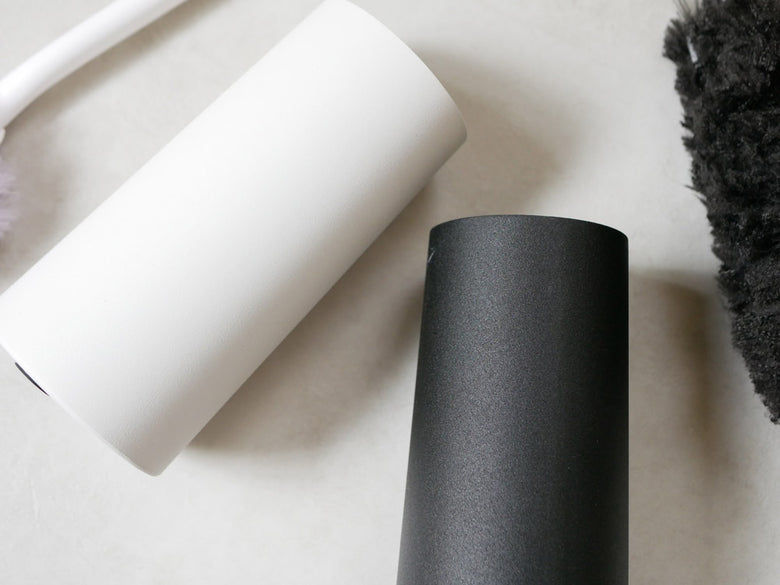 YAMAZAKI製タワー型ハンディーワイパースタンドのスチール製正面写真、高さ15cm、幅7.5cmのシンプルなデザイン