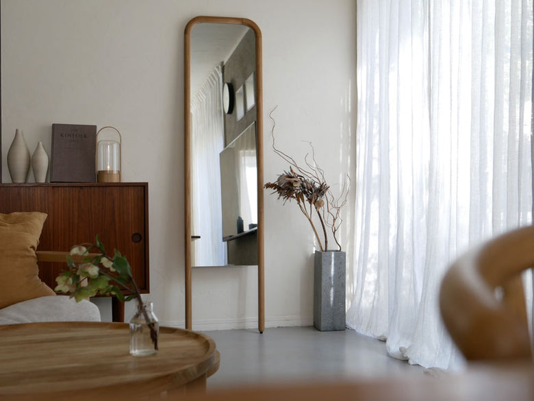 NOWHERE LIKE HOMEのオークまたはウォールナット無垢材製スタンドミラーとラダーハンガーセット、高さ1600mmと幅400mmまたは550mmのモダンなデザイン