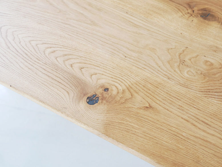 SIKAKUのオーク無垢ダイニングテーブル。パイン天板とクリアラッカー塗装の鉄脚を備えた150cm幅のモデル。