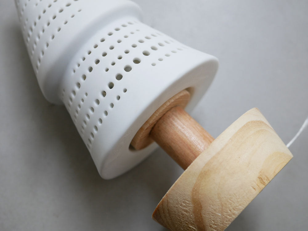 ホーンプリーズ製LEDライトPOTTERYツリー。陶器と松材を使用した装飾用の木製ツリーが暖かなLEDライトで美しく照らされています。