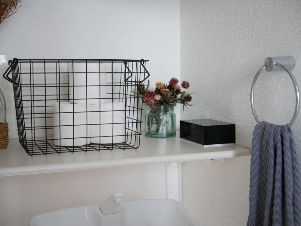 浴室の収納棚に置かれたVeilウェットティッシュケース