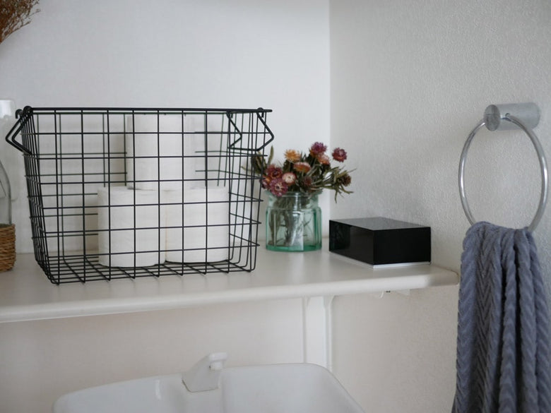 浴室の収納棚に置かれたVeilウェットティッシュケース