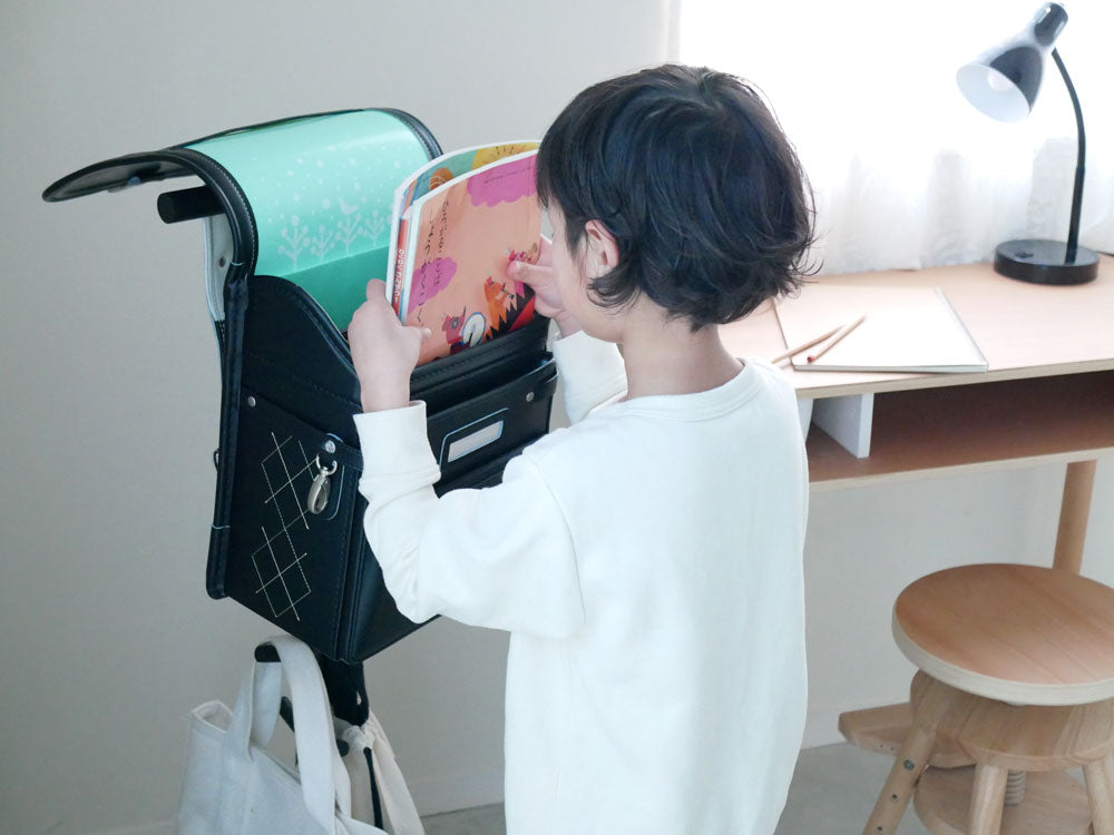 スマートブランドのランドセルスタンド。高さ100cm、幅28cm×奥行28cmのスチール製で頑丈なデザイン。ハンガー部分は約10kgまで耐荷重可能で、簡単に組み立てられます。