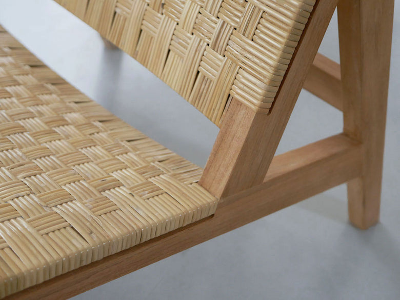 &CraftのTUSKER 1ピースラウンジチェア。チーク無塗装無垢材とラタンを使用した高級木製チェアの画像