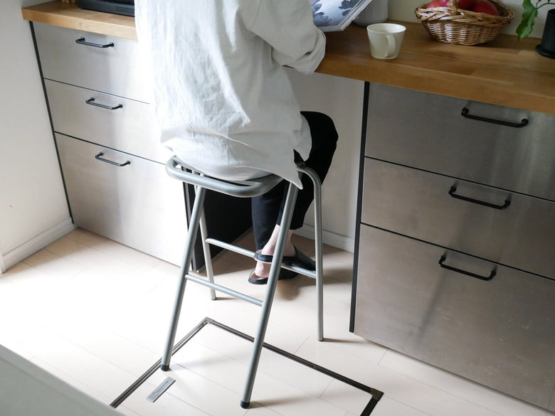 デュエンデのシャンパン色スツール、鋼製フレーム