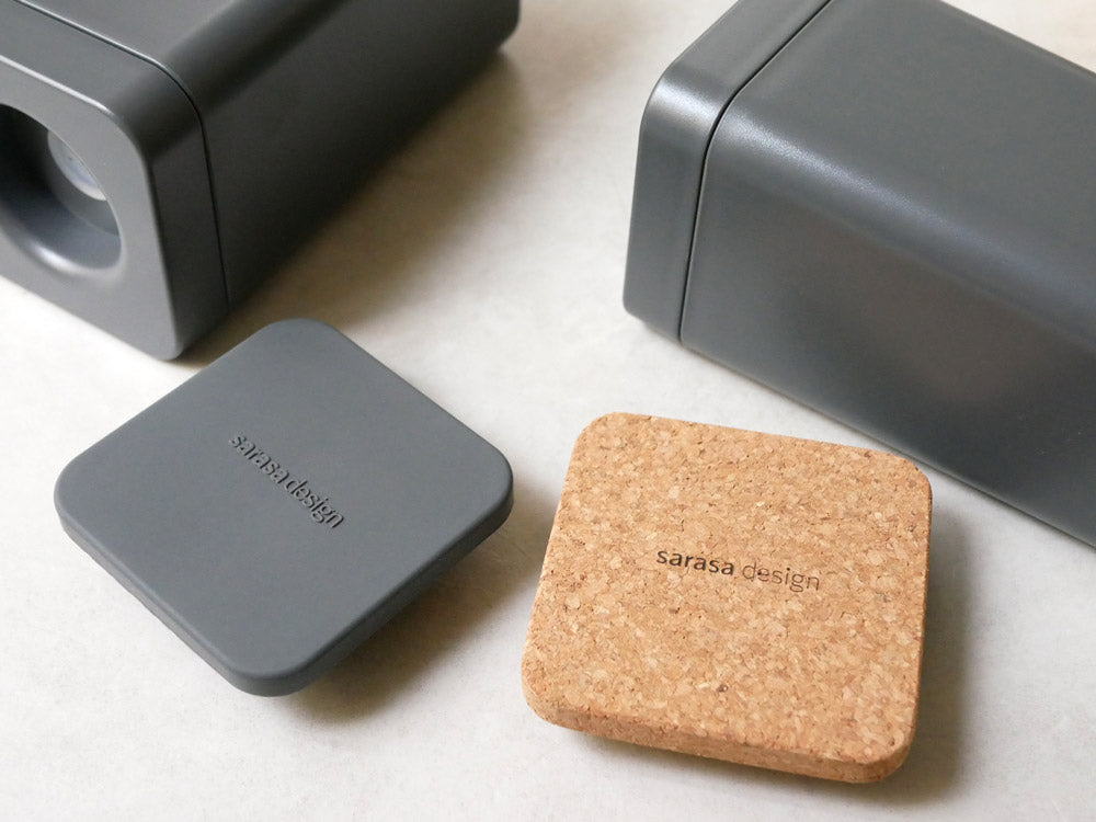 サラサデザインのコルク蓋付きウエットティッシュスタンド。ABSとシリコン製で高さ19cmのモダンなデザイン