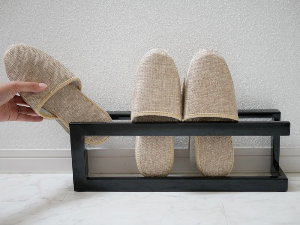 スチールと木材を使用したラインのスリッパラック